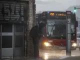 Una persona se protege de la lluvia con la capucha de su chaqueta en Valencia