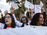 A lo largo del recorrido de la manifestación, los manifestantes han coreado consignas en favor de la sanidad pública.