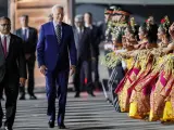 El presidente de EE UU, Joe Biden, es recibido con un baile tradicional a su llegada a Bali, Indonesia, para participar en la cumbre del G-20.
