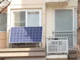 Paneles solares en el balc&oacute;n de una vivienda.