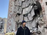 Viktor, de 55 años, delante del inmueble de ocho pisos derrumbado por un misil