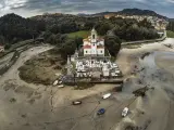 Antigua iglesia en Ensenada de Niembro en Asturias