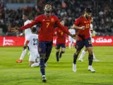 Ansu Fati celebra su gol con la selección española ante Jordania.