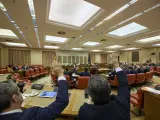 Varias personas votan durante la Comisión de Presupuestos en el Congreso de los Diputados.