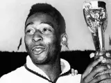 Pelé celebra con el trofeo Jules Rimet, que ganó en tres ocasiones.