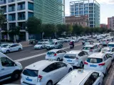 Hileras de taxis durante la protesta de este jueves frente a la Conselleria.