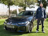 BMW hace entrega de sus coches eléctricos a los jugadores del Real Madrid.