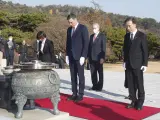 Pedro Sánchez rinde homenaje a las víctimas de la Guerra de Corea, en Corea del Sur, el 18 de noviembre de 2022.