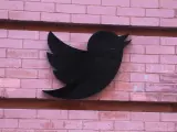 Logo de Twitter en negro en las oficinas de Nueva York.