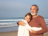 Dos jubilados en la playa durante un viaje del Imserso.