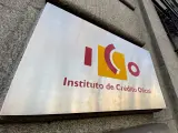 Placa con el logo del ICO (Instituto del Crédito Oficial)