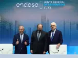 El consejero delegado de Enel, Francesco Starace (i), con el presidente de Endesa, Juan Sánchez Calero (c), y el consejero delegado, José Bogas (d).