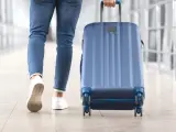 Hombre con una maleta.