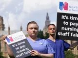 Protesta en el exterior del Real Colegio de Enfermería británico, en Londres.