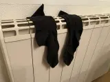 Imagen de unos calcetines secándose sobre un radiador.