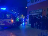Servicios de emergencias, en el lugar donde un hombre resultó herido grave al ser apuñalado, en el distrito madrileño de Tetuán.