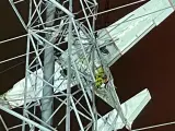 Avioneta incrustada en una torre de electricidad contra la que chocó, en el condado de Montgomery, en Maryland, EE UU.
