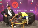 Rodrygo, frotando las piernas de Ronaldo.