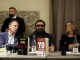 El escritor Fernando Rueda (i), el espía Mikel Lejarza 'El Lobo', y la editora Blanca Rosa Roca, durante la presentación del libro 'Secretos de Confesión', de Lejarza y Fernando Rueda, en Madrid.