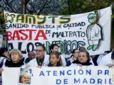 Varias personas con pancartas participan durante una concentración de sanitarios en el arranque de la segunda semana de huelga de médicos y pediatras de Atención Primaria, frente a la Consejería de Hacienda, a 28 de noviembre de 2022, en Madrid (España).