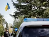 Un agente de Policía en la embajada de Ucrania donde se ha producido una explosión, a 30 de noviembre de 2022, en Madrid.