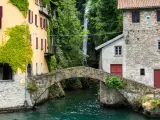 Pueblo de Nesso con la cascada y el puente romano.