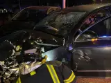 Bomberos liberan a las ocupantes de un vehículo tras un accidente de tráfico en Móstoles, Madrid, en el que fallecieron una mujer y una de sus hijas.