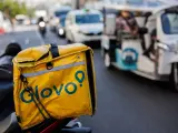 Una mochila de Glovo por una calle del centro de Madrid.