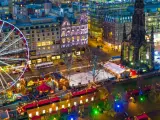 Imagen a&eacute;rea del mercadillo navide&ntilde;o de Edimburgo.