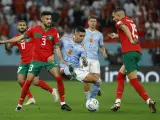 Noussair Mazraoui (i) y Selim Amallah (d) de Marruecos disputan un balón con Ferrán Torres de España