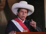 Pedro Castillo ha decretado este miércoles la disolución del Congreso y la instauración de un “Gobierno de excepción”. El presidente de Perú justifica estas medidas como medio “para restablecer el Estado de derecho y la democracia”. Castillo, que llegó al poder hace poco más de un año gracias a su candidatura con Perú Libre, formación política de ideología comunista, también ha decretado el toque de queda a nivel nacional. “Se convocarán en el más breve plazo elecciones para un nuevo Congreso con facultades constituyentes para elaborar una nueva Constitución en un plazo no mayor de nueve meses. Mientras tanto, se gobernará mediante decretos-ley”, ha asegurado.