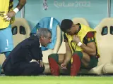 Fernando Santos y Cristiano Ronaldo en el banquillo de Portugal en los octavos del Mundial de Qatar.