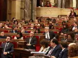 El presidente Aragonès, en primer término, durante la intervención de Laia Estrada, CUP.