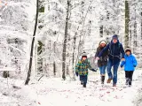 Familia paseando por el bosque.