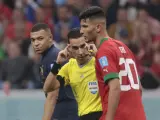 El arbitro César Ramos durante el Francia-Marruecos de semifinales del Mundial de Qatar.