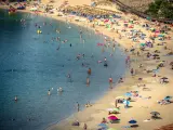01 September 2022, Spain, Balearic Islands: People crowd at Arenal d'en Castell beach on the last day of the summer. Photo: Matthias Oesterle/ZUMA Press Wire/dpa Matthias Oesterle/ZUMA Press Wir / DPA (Foto de ARCHIVO) 01/9/2022 ONLY FOR USE IN SPAIN