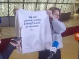 Teresa Ribera con una sudadera con el lema "Convocaremos tantos consejos de Energía como sea necesario"