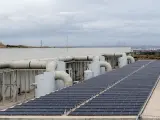 Paneles solares en el exterior de la planta de tratamiento de basura 'La Campiña',