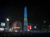 El emblem&aacute;tico Obelisco de Buenos Aires, decorado con una proyecci&oacute;n de las tres estrellas mundialistas que atesora Argentina y Leo Messi celebrando el t&iacute;tulo mundial.