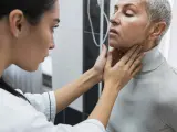 Una médica examina a un paciente
