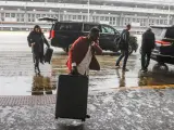 Unos pasajeros llegan para intentar embarcar en un avi&oacute;n, antes de que golpee la supertormenta de nieve, que amenaza con cerrar el tr&aacute;fico a&eacute;reo en el Aeropuerto Internacional O'Hare en Chicago (EE UU).