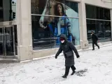 Una mujer trata de avanzar en plena ola de frío en Estados Unidos.
