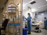 Médicos atendiendo a un paciente en el hospital