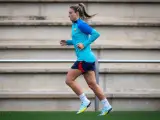 Alexia Putellas entrena sobre el césped.