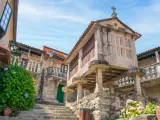 Tradicional h&oacute;rreo gallego en la villa medieval de Combarro en la regi&oacute;n de Galicia para guardar el grano de las cosechas, Espa&ntilde;a