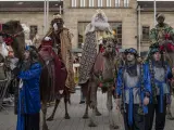 Los Reyes Magos, a lomos de unos dromedarios, durante la cabalgata de Reyes Magos celebrada este jueves en las calles de Ourense. o