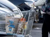 Carro con la compra de alimentos