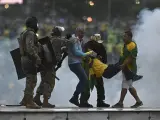 Policías se enfrentan a seguidores del expresidente brasileño Jair Bolsonaro en Brasilia.