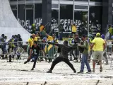 Seguidores del expresidente brasileño Jair Bolsonaro se enfrentan a las fuerzas de seguridad durante el desalojo de las tres sedes de poder de Brasil.