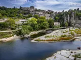 Encaramado en un acantilado que domina el r&iacute;o Ard&egrave;che, encontramos el precioso pueblo de Balazuc. Este ha conservado muchas huellas de su pasado medieval, como su laber&iacute;ntico entramado de callejuelas, los pasajes abovedados, el castillo, la iglesia rom&aacute;nica fortificada y las puertas del recinto amurallado.